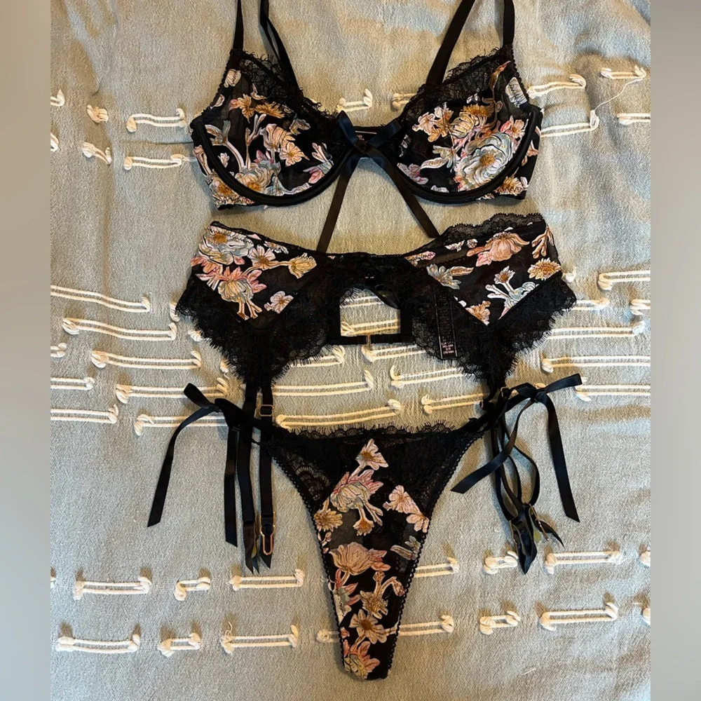 Victoria’s Secret Dream Angels Floral Embroidered Lingerie Set - Picture 12 of 12